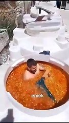 Yeşil zeytin yaparken insanlık dışı anlarını kaydedip bir de paylaştı