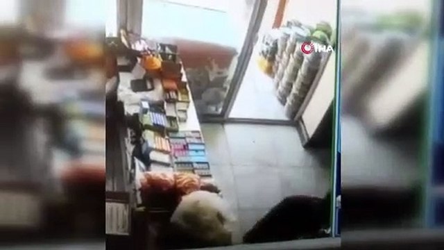 C'est ainsi que le voleur qui est entré sur le marché a volé le téléphone portable du propriétaire de l'entreprise