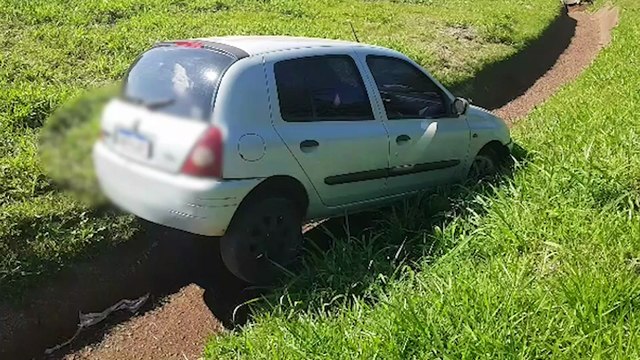 Clio preso na valeta na BR-467 chama atenção de internautas