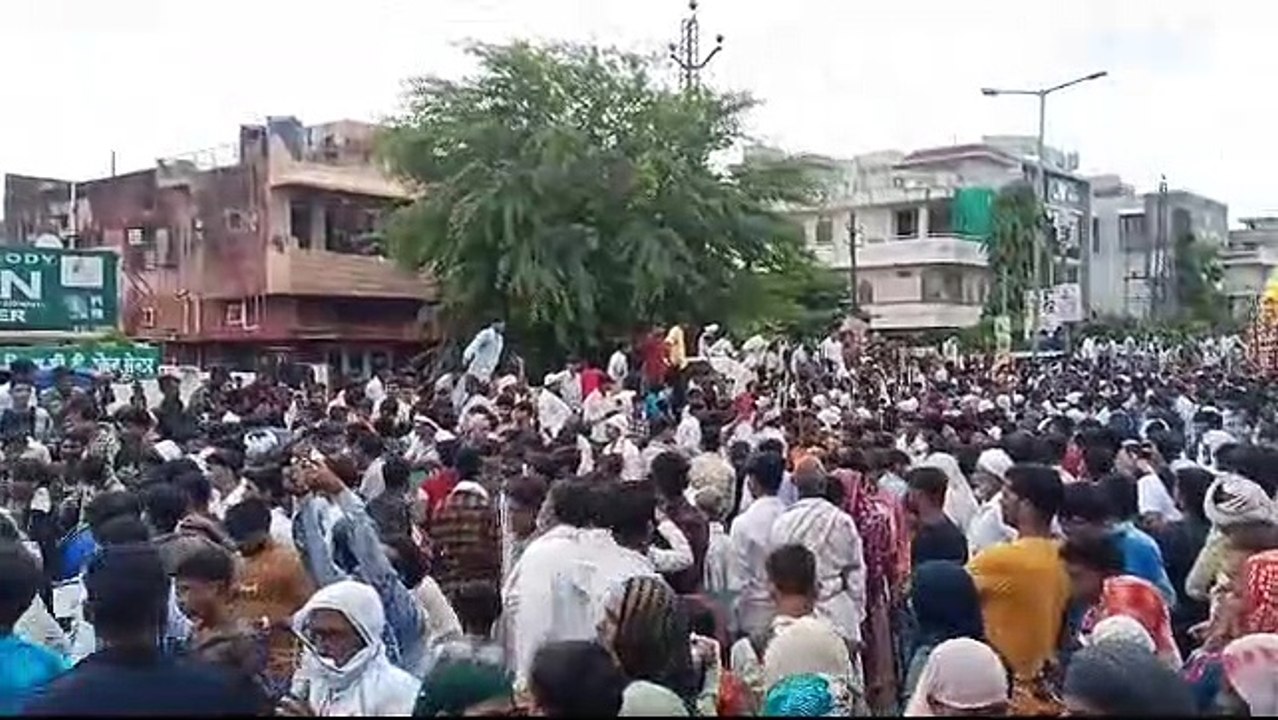 कड़ी सुरक्षा के बीच निकले ताजिए, शाम को कर्बला...