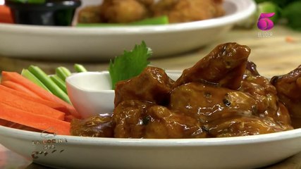 La Cocina del Cinco - Alitas con papas y salsa