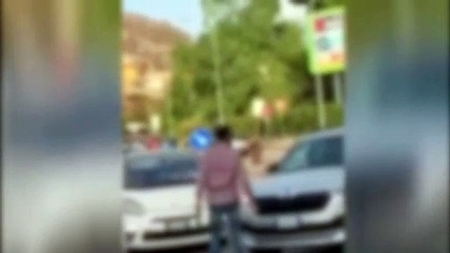 Rissa per una precedenza, con l'auto schiaccia una vettura a Palermo: il video è virale