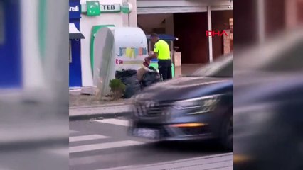 Trafik Polisi Atılan Türk Bayrağını Temizledi