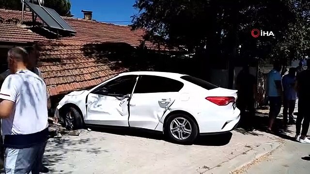 La voiture est entrée en collision avec le camion dans le jardin