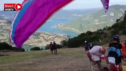 Télécharger la video: Yamaç paraşütü yapan kişi havada zor anlar yaşadı