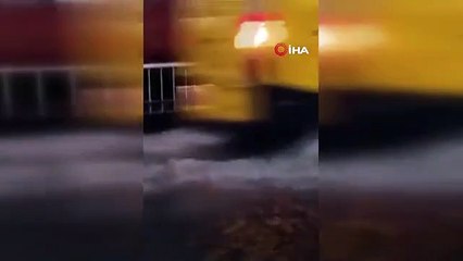 Meksikalı gazeteci selde boğulmak üzere olan evsiz adamı kurtardı