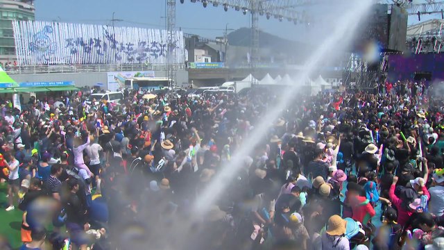 더위야 물러가라 ...'정남진 장흥 물 축제' 개막 / YTN