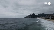 Una ballena jorobada nada junto a su cría en una playa de Rio de Janeiro