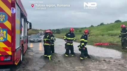 Überschwemmungen in Ost-Rumänien überraschen Autofahrer