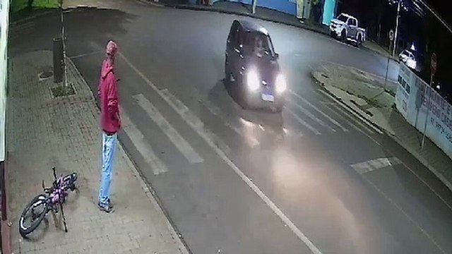 Imagens mostram furto de bicicleta infantil em supermercado no Brasmadeira