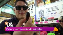 Jerry Hernández y Víctor Espino probando comida exótica en Ciudad de México