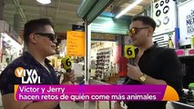 Jerry Hernández y Víctor Espino probando comida exótica en Ciudad de México