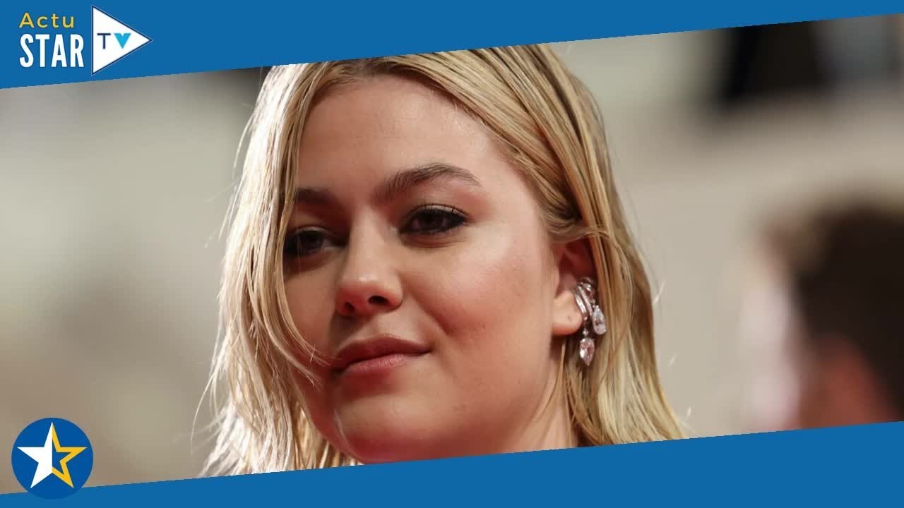 “Une bombe” : maquillage travaillé et cheveux plaqués, le look de Louane fait craquer les internaute