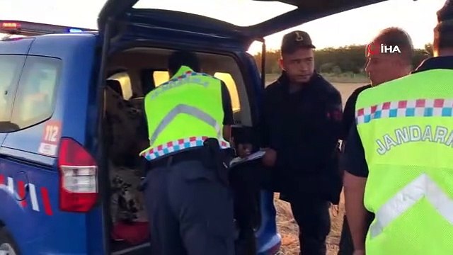 Hafif ticari araca tren çaptı: Yaralı sürücü canının yerine taşıdığı kaçak tütünü saklamanın derdine düştü