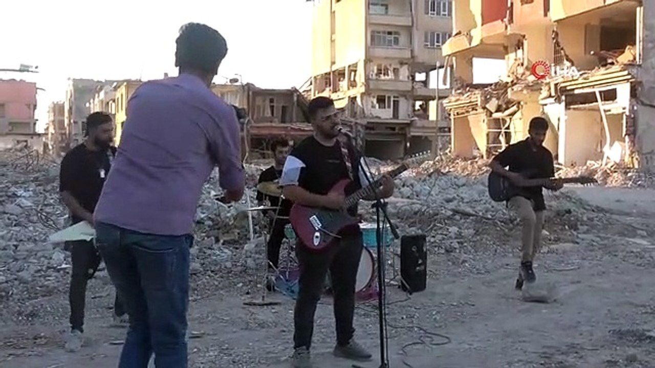 Enkaz kent klip çekimleri için canlı stüdyo oldu