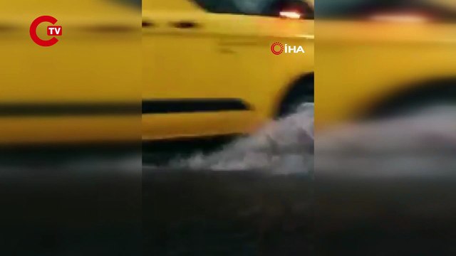 Meksikalı gazeteci selde boğulmak üzere olan evsiz adamı kurtardı