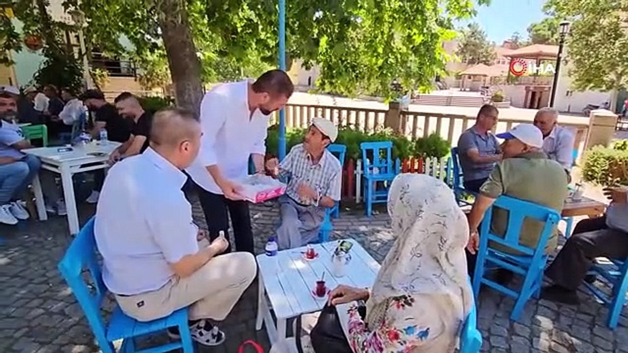 Şehidin kanı yerde kalmadı...Başkan kasa kasa lokum dağıttı