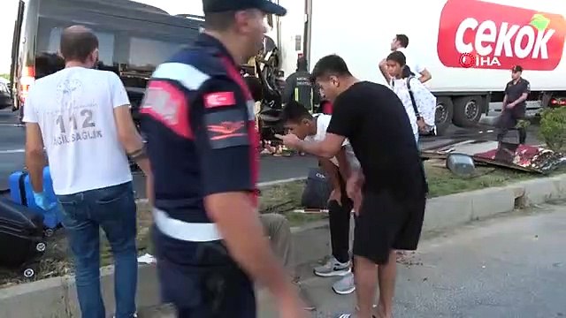 Tur minibüsü tıra arkadan çarptı: 2 ölü, 6'sı ağır 10 turist yaralı