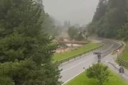 Nubifragio in Alto Adige, torrente in piena travolge il ponte - Video