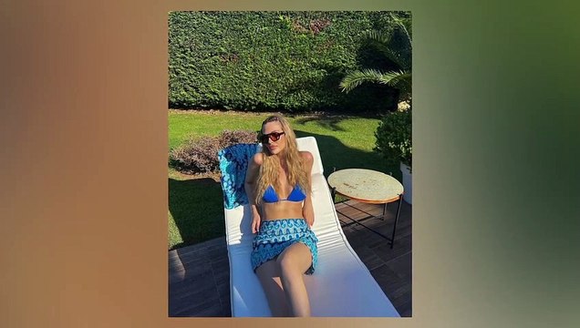 İkiz bebek bekleyen Yasemin Şefkatli, mavi bikinisiyle sere serpe poz verdi