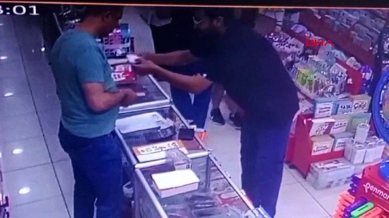 Des voleurs déguisés en touristes ont volé des milliers de lires au bureau d'Arnavutköy