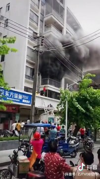 Ces habitants donnent tout pour sauver un enfant coincé sur son balcon pendant un incendie