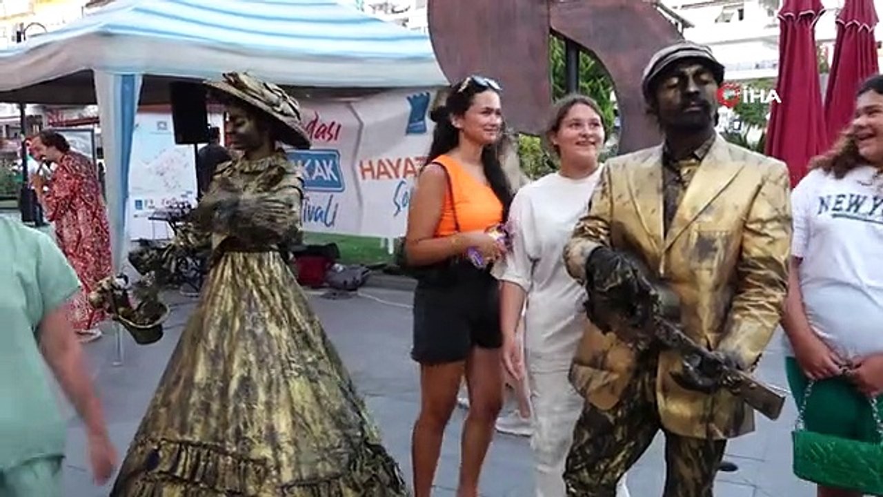 Kuşadası'nda lezzet, eğlence, müzik ve sanat sokakta hayat buldu