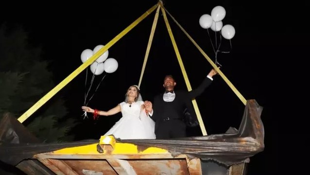 Edirne'de gelin ile damat düğün alanına vinçle indirildi