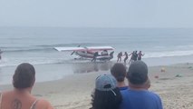 Una avioneta aterriza en una playa de New Hampshire ante la atónita mirada de los bañistas