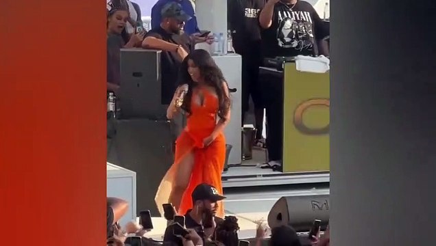 Cardi B a lancé un micro sur le public qui lui a jeté des boissons alcoolisées