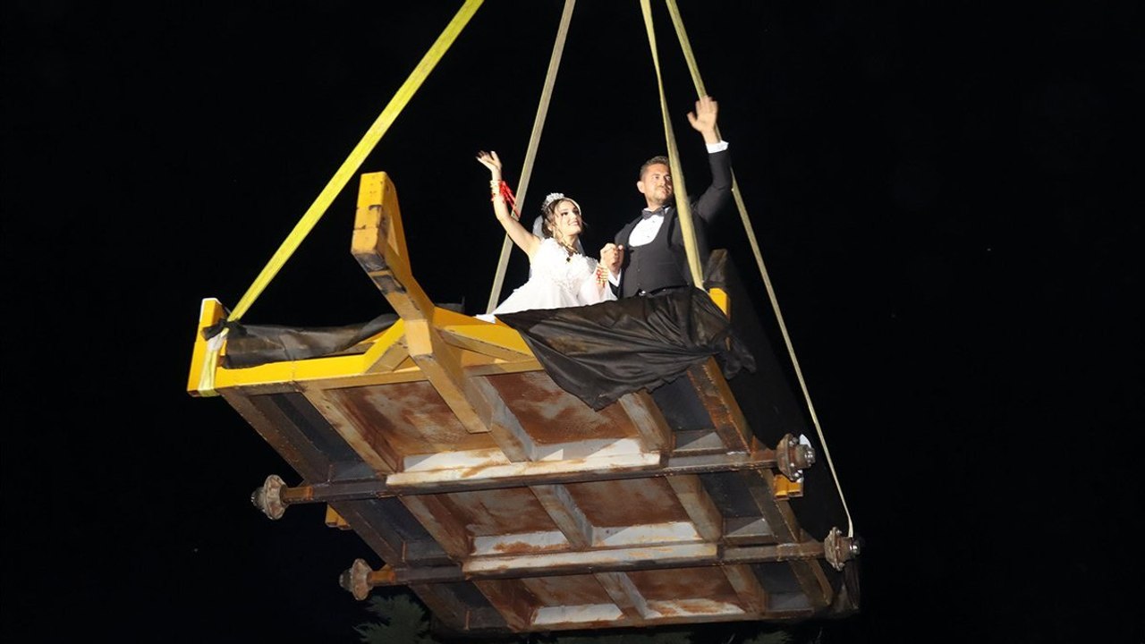 Gelin ile damat düğün alanına vinçle indi