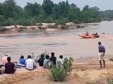 Video Story : नदी में बहे तीन दोस्तों की दूसरे दिन तलाश जारी, पिकनिक मनाने के दौरान नदी में नहाते समय हुआ था हादसा