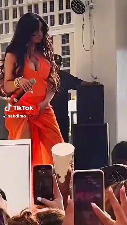 Cardi B lancia il microfono contro un fan