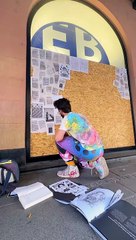 J’ai peint la vitrine d’une librairie vandalisée pendant les emeutes de Strasbourg