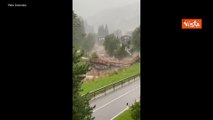 Maltempo in Alto Adige, torrente in piena porta via un ponte a Valdaora