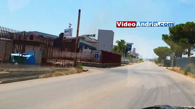 Incendio sulla Andria-Trani: fiamme e fumi vicino alla carreggiata