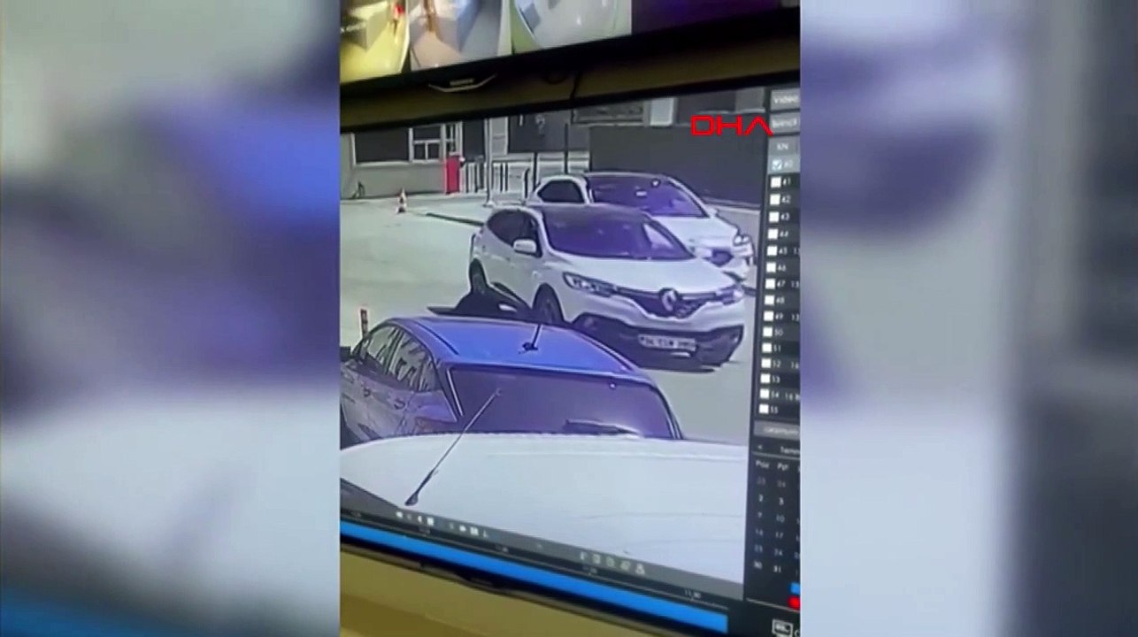 Chien dormant sous une voiture à Esenyurt traîné sur des mètres