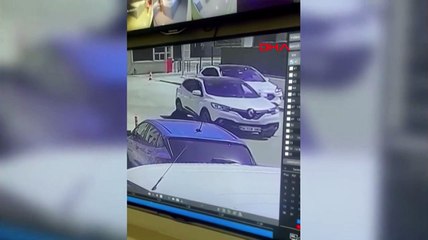 Chien dormant sous une voiture à Esenyurt traîné sur des mètres