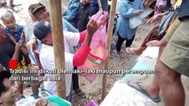 Ratusan Warga Kediri Lakukan Tradisi Grobyak Ikan saat Peringati Bulan Suro