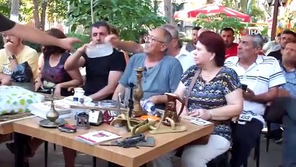 La vente aux enchères d'antiquités dans le jardin de thé a attiré l'attention