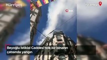 Beyoğlu İstiklal Caddesi'nde bir binanın çatısında yangın