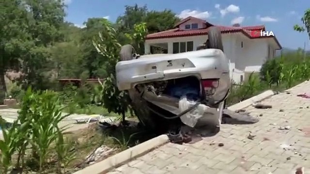 Köpeğe çarpmamak için manevra yaptı, otomobil 10 metre yükseklikten bahçeye uçtu: 6 yaralı