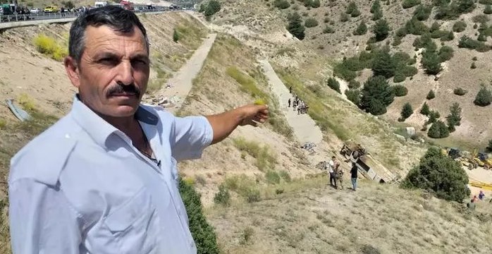Kars'ta kaza yapan yolcu otobüsü vinçle çıkarılıp, çekici ile götürüldü