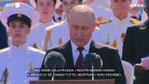 Russia, Putin a San Pietroburgo alla parata militare annuale della Marina