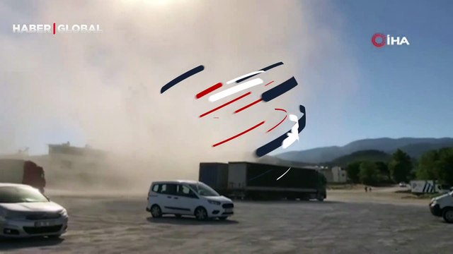 Vatandaşlar endişelendi! Edremit’te kısa süreli oluşan hortum amatör kameralara yansıdı