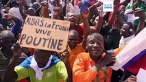 Mit Russland-Fahnen: Putsch-Anhänger attackieren Frankreichs Botschaft in Niger