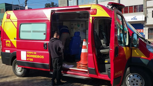 Homem fica ferido após sofrer queda de bicicleta na Avenida Brasil