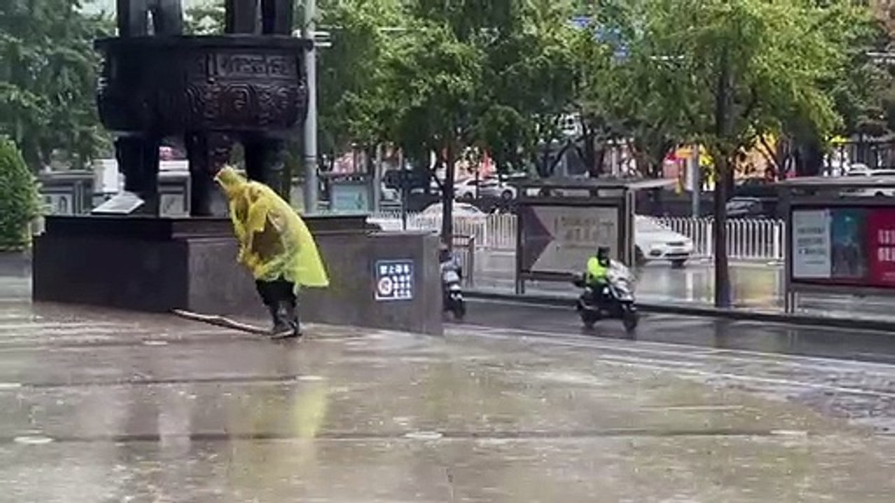 China: Taifun 'Doksuri' zieht über Peking hinweg