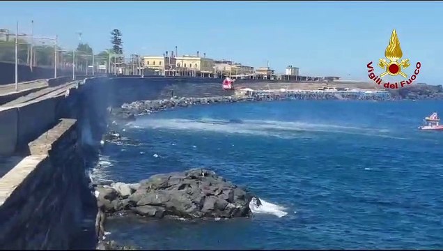 Trovato il corpo di una donna riverso sugli scogli a Catania