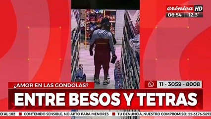 Mechera "hot": pareja aparenta darse un beso y se roban un Fernet